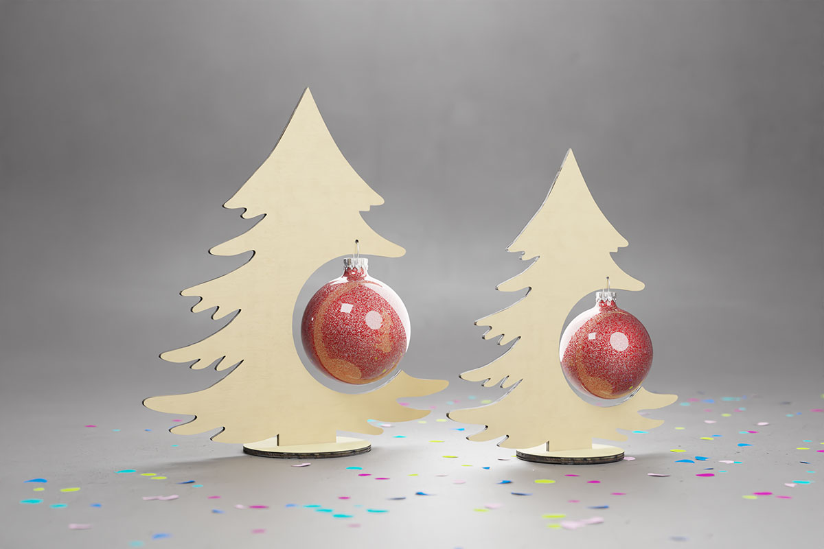 Weihnachtsbaum aus Holz mit Kugel