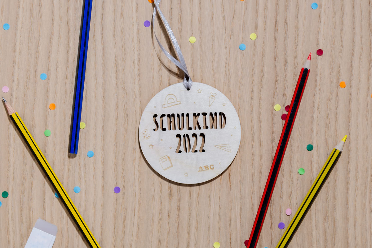 Holz-Anhänger zur Einschulung: Schulkind mit Jahreszahl