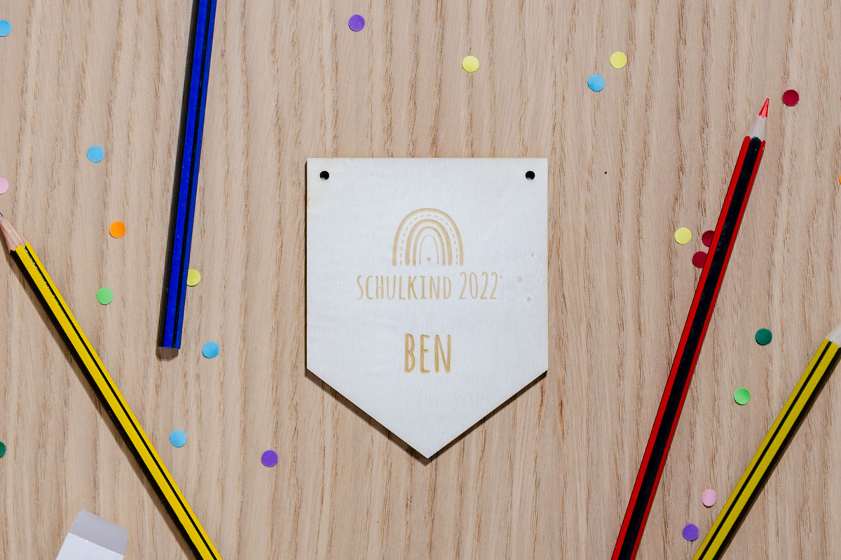Personalisierter Holz-Anhänger / Holz-Wimpel zur Einschulung: Schulkind mit Jahreszahl und Regenbogen