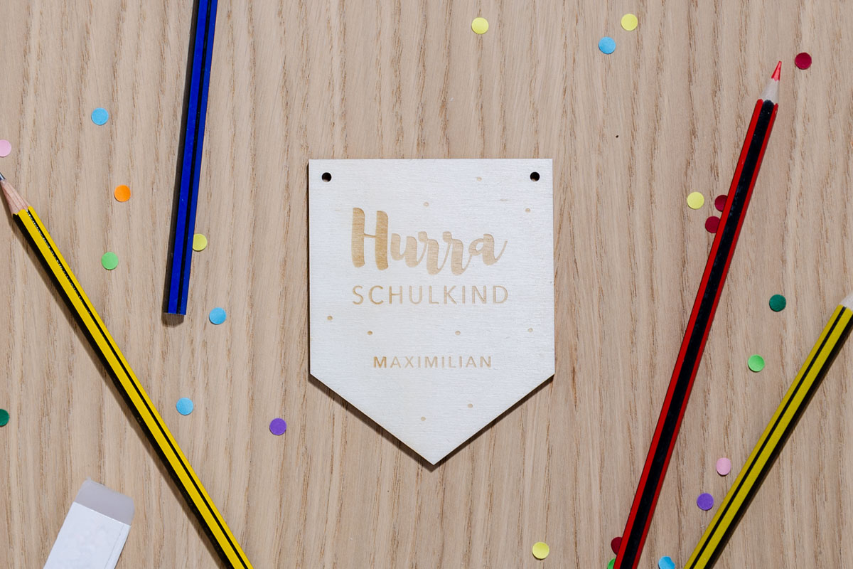 Personalisierter Holz-Anhänger / Holz-Wimpel zur Einschulung: Hurra Schulkind