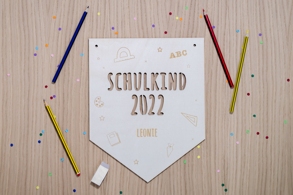 Personalisierter Holz-Wimpel (groß) zur Einschulung: Schulkind mit Jahreszahl