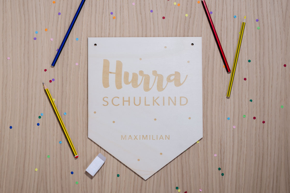 Personalisierter Holz-Wimpel (groß) zur Einschulung: Hurra Schulkind