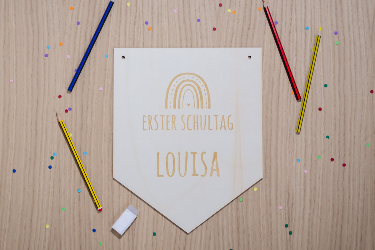 Personalisierter Holz-Wimpel (groß) zur Einschulung: Erster Schultag mit Regenbogen
