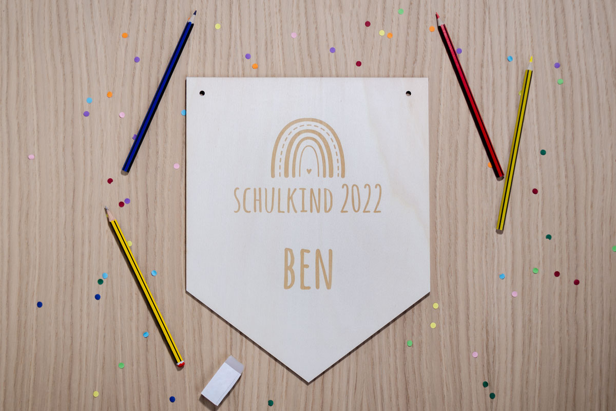 Personalisierter Holz-Wimpel (groß) zur Einschulung: Schulkind mit Jahreszahl und Regenbogen