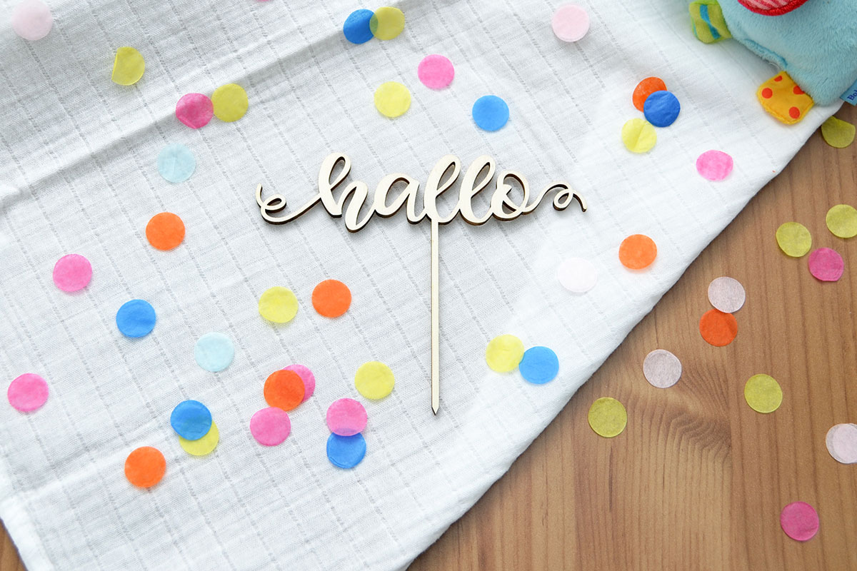Schriftzug Cake-Topper zur Geburt: hallo