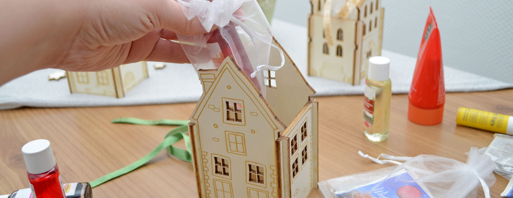 Adventskalenderhäuschen mit kleinen Geschenken füllen