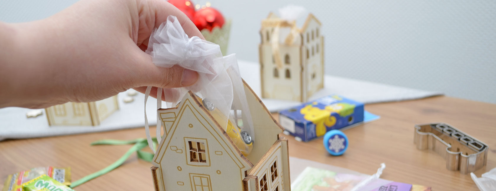 Adventskalenderhäuschen mit kleinen Geschenken füllen