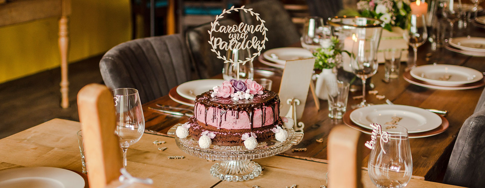 Hochzeitstorte mit Cake-Topper