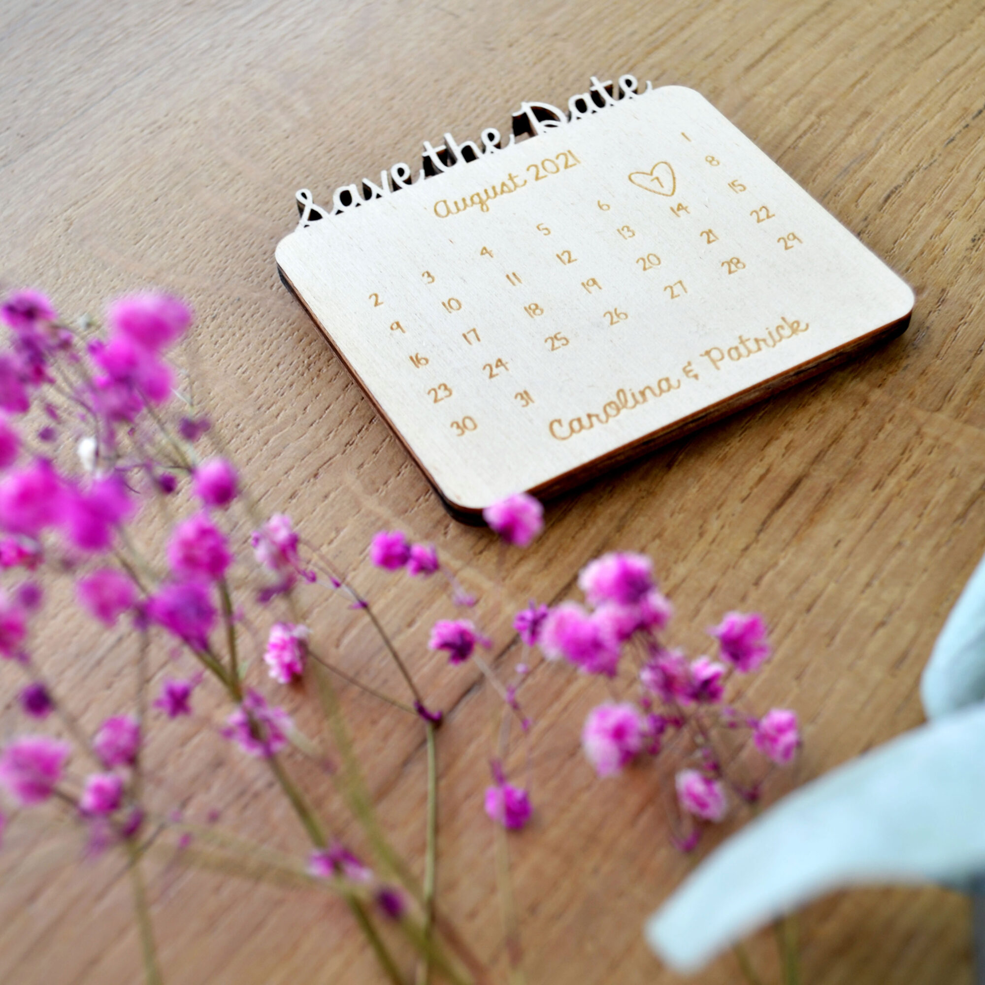 Save the Date Kalender aus Holz mit Hochzeitsdatum