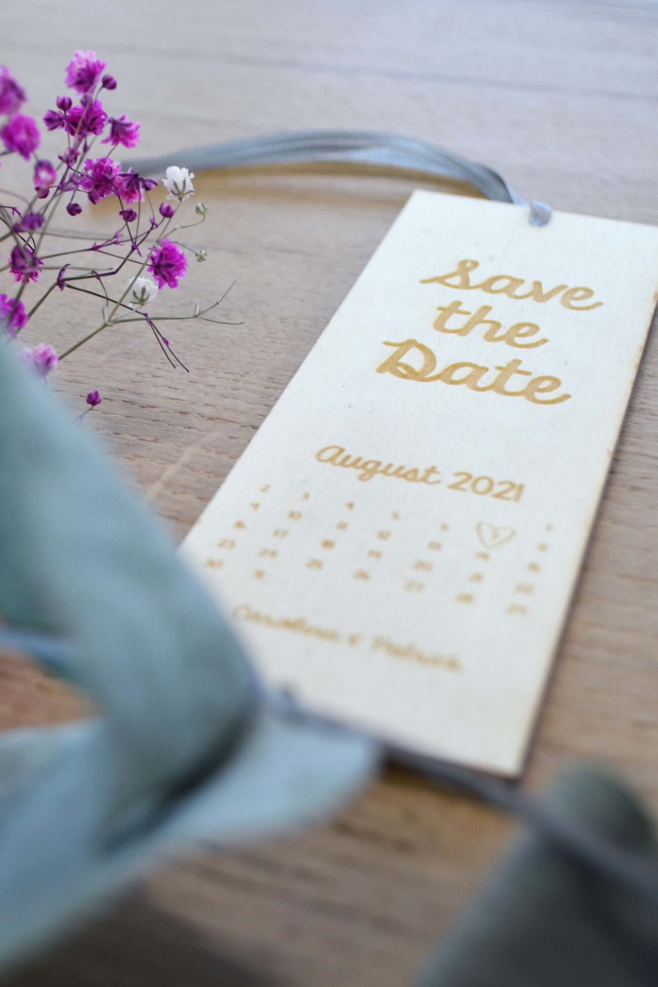 Save the Date aus Holz in Form eines Lesezeichens