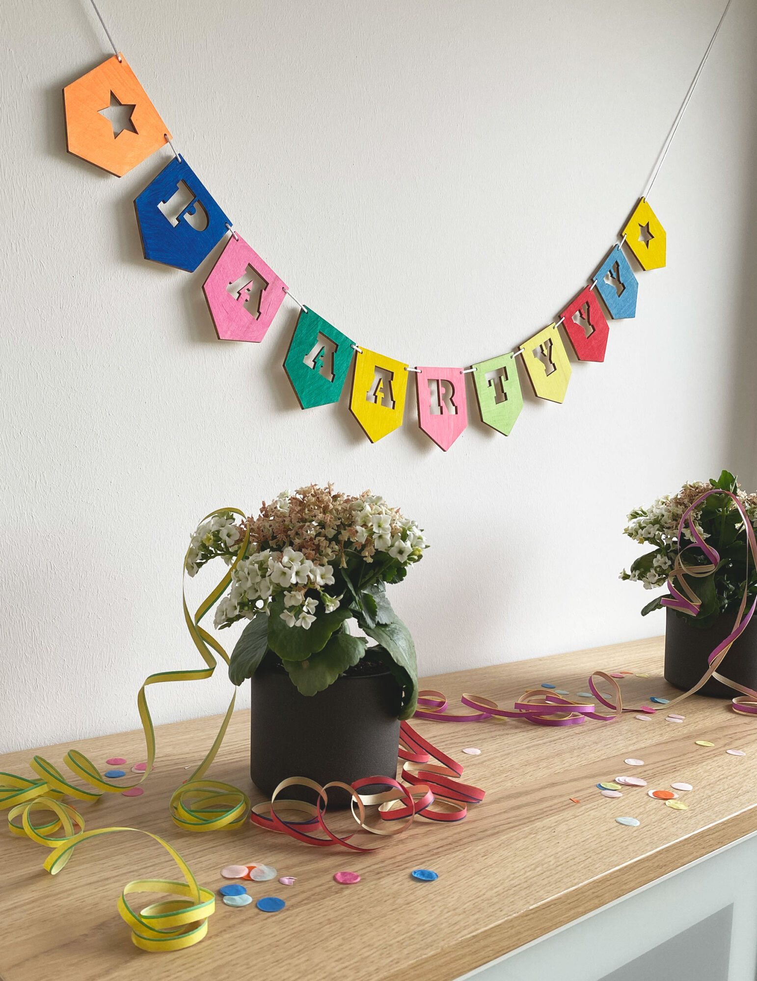 Bunte Party-Girlande aus Holz