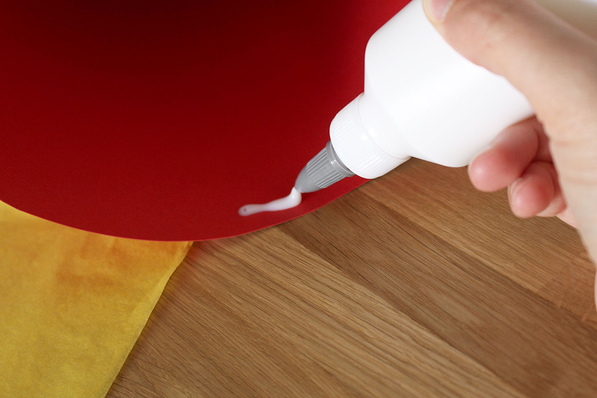 Seidenpapier festkleben