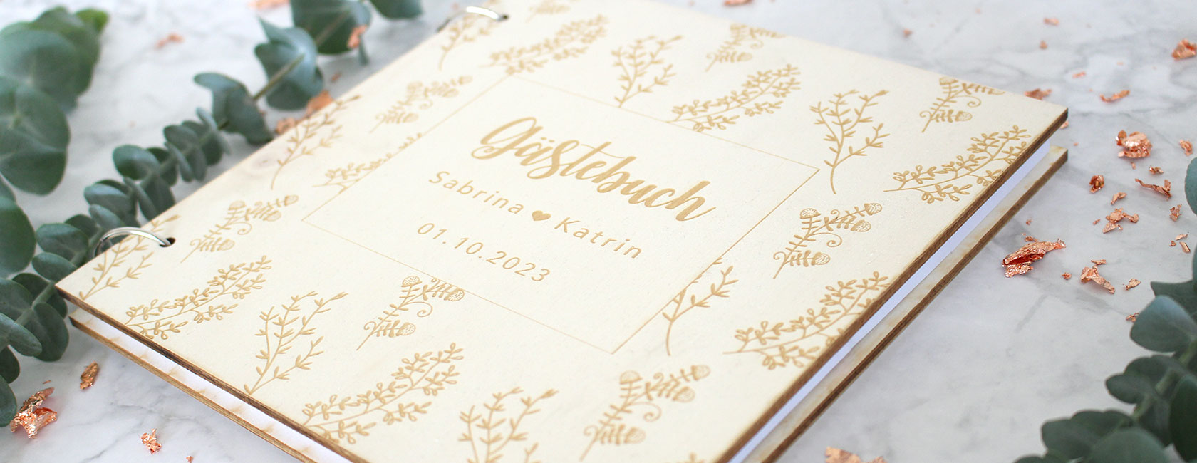 Gästebuch aus Holz mit floralem Muster