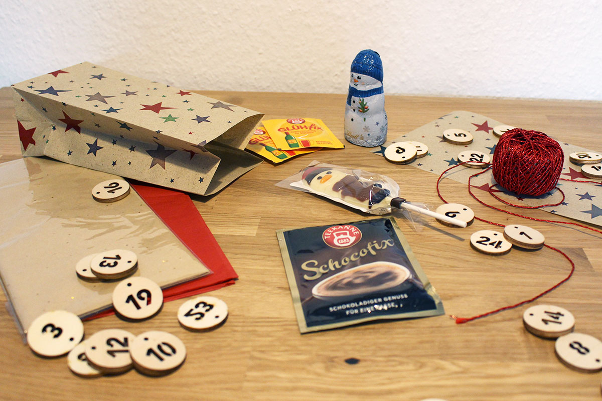 Adventskalendertüten füllen